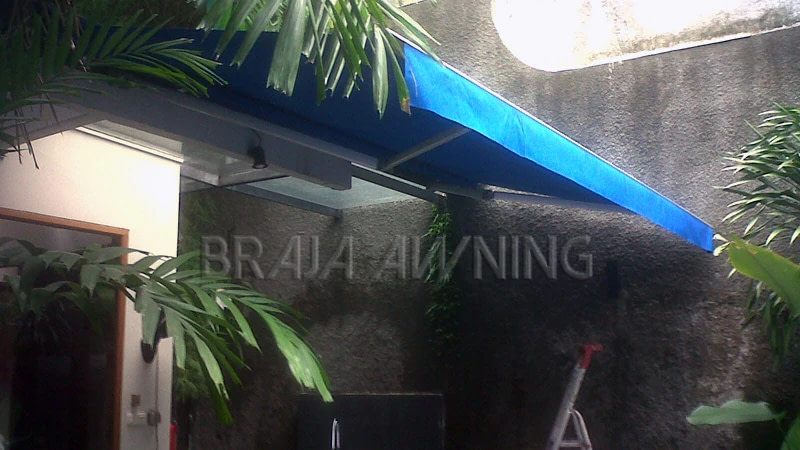awning gulung atap biru kolam renang