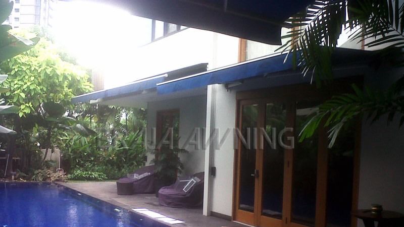 awning gulung kolam renang belakang rumah